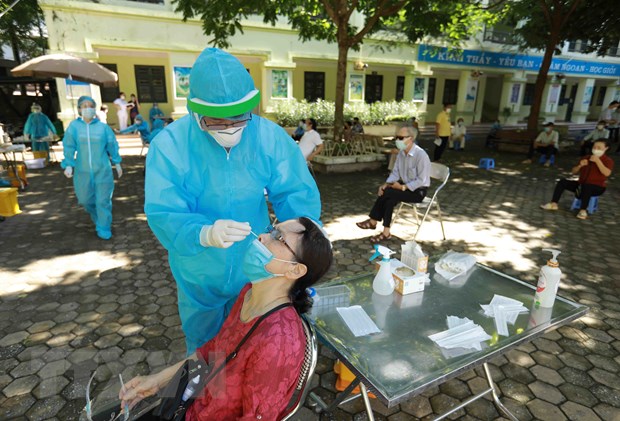 Lấy mẫu xét nghiệm cho người dân tại Hà Nội. (Ảnh: TTXVN/Vietnam+)