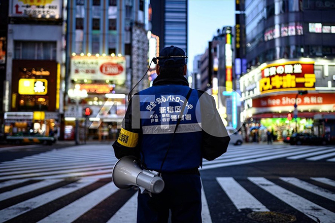 Cảnh sát tại một khu phố ở Tokyo, Nhật Bản.