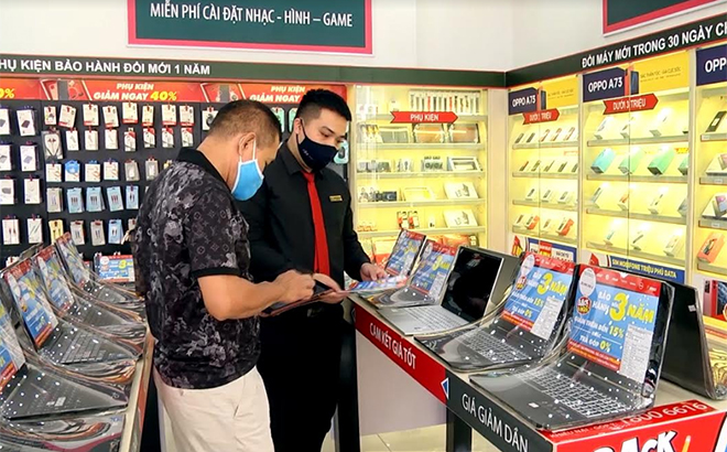 Nhân viên Cửa hàng FPT tại thành phố Yên Bái tư vấn sản phẩm máy tính xách tay cho khách hàng.