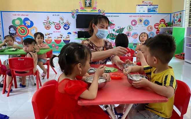 Giờ ăn của các cháu Trường Mầm non Minh An, huyện Văn Chấn.