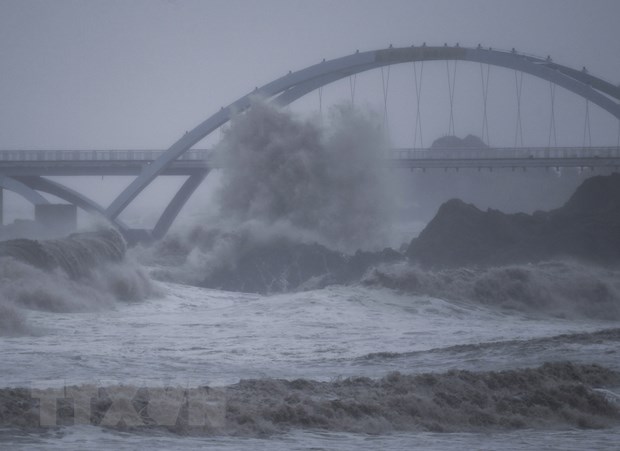 Sóng lớn ở khu vực đảo Zhoushan, tỉnh Chiết Giang khi bão Chanthu chuẩn bị đổ bộ, ngày 13/9/2021.
