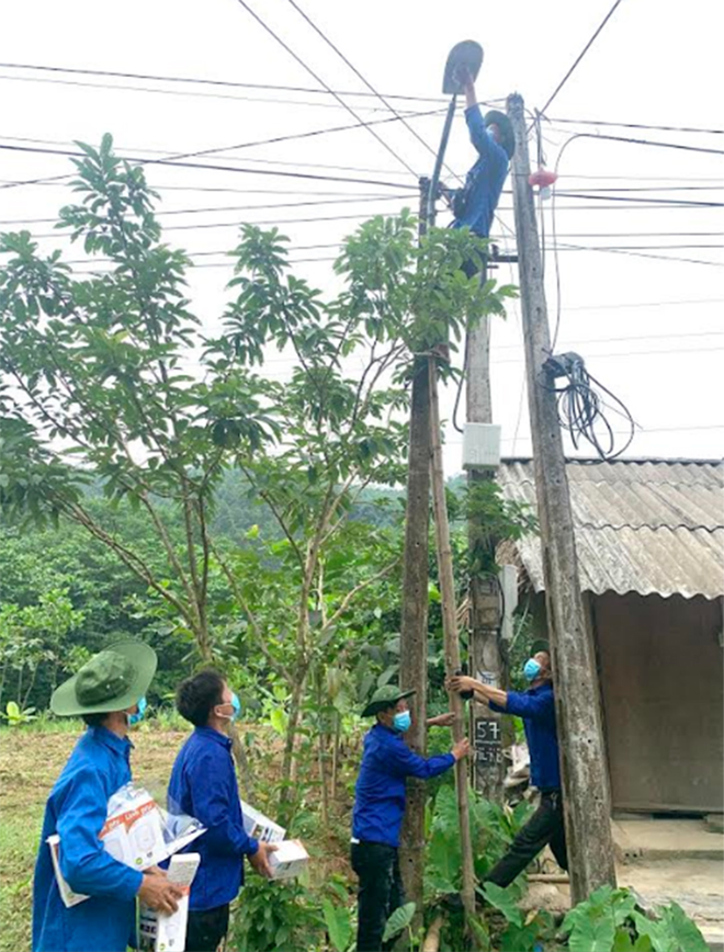 Đoàn viên thanh niên huyện Trấn Yên thực hiện Công trình “Thắp sáng đường quê”.