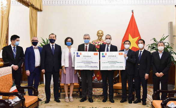 Lễ tiếp nhận tượng trưng 1,5 triệu liều vắc xin AstraZeneca của Ý và Pháp tặng Việt Nam.
