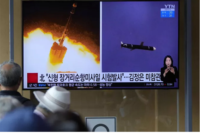 Người dân theo dõi thông tin về vụ thử tên lửa hành trình tầm xa của Triều Tiên tại thủ đô Seoul - Hàn Quốc hôm 13-9.