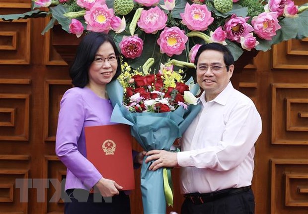 Thủ tướng Phạm Minh Chính trao Quyết định bổ nhiệm Tổng Giám đốc Thông tấn xã Việt Nam cho bà Vũ Việt Trang.