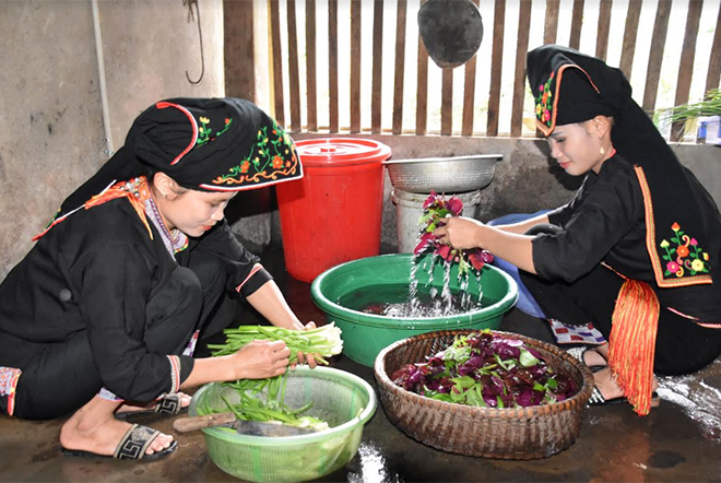 Đồng bào Dao xã Viễn Sơn, huyện Văn Yên chuẩn bị thực phẩm phục vụ khách du lịch nội tỉnh dịp nghỉ lễ 2/9.