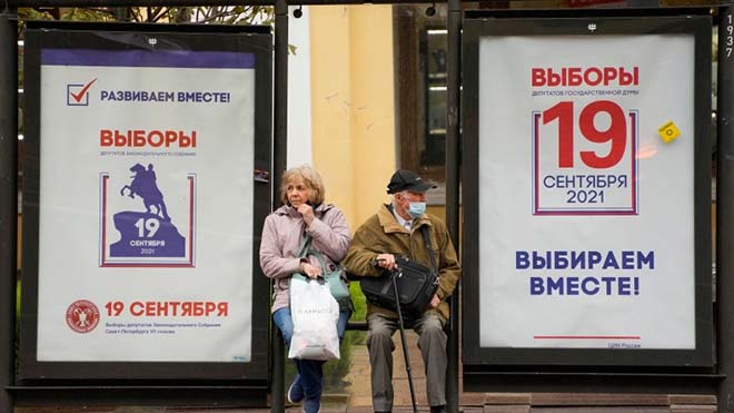 Ảnh chụp ngày 8/9 ở St.Petersburg, tại một trạm xe buýt được trang trí bằng các áp phích bầu cử Hạ viện.
