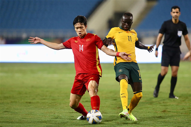 Tuyển Việt Nam (áo đỏ) bị trừ điểm do thua 2 trận ở vòng loại thứ ba World Cup 2022.