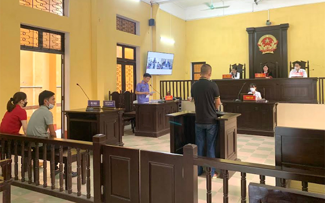 Quang cảnh phiên tòa xét xử sơ thẩm công khai bị cáo Phạm Thái Bình về tội “Hủy hoại tài sản” tại TAND thành phố Yên Bái.