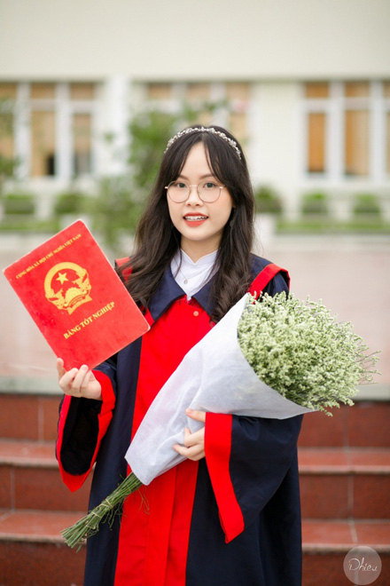 Đàm Thị Xuân Giao (2003, Hải Phòng), cựu học sinh trường THPT Chuyên Trần Phú vừa trở thành tân sinh viên Đại học Fulbright Việt Nam.
