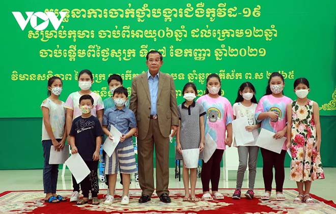 Thủ tướng Hun Sen chủ trì lễ phát động tiêm chủng cho trẻ em từ 6-12 tuổi.