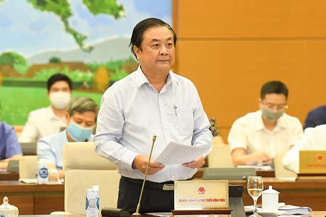 Bộ trưởng Bộ Nông nghiệp và Phát triển Nông thôn Lê Minh Hoan trình bày tờ trình của Chính phủ.