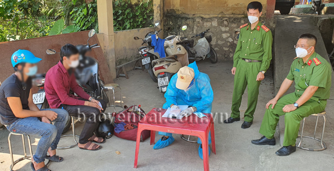 Lực lượng chức năng tại Chốt kiểm dịch số 3, Km 14, thị trấn Yên Bình, huyện Yên Bình lập biên bản 1 trường hợp đâm xe vào tổ công tác để trốn khai báo y tế, ngày 12/9/2021. Ảnh: Quyết Thắng