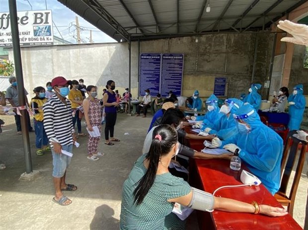 Khám sàng lọc cho người dân phường Hội Nghĩa, thị xã Tân Uyên, tỉnh Bình Dương trước khi tiêm vaccine.