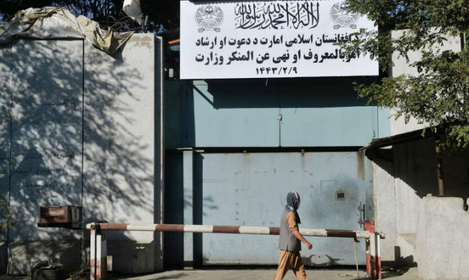 Tấm biển đề chữ Bộ Thúc đẩy Đức hạnh và Ngăn ngừa Đồi bại trước tòa nhà Bộ Phụ nữ tại Kabul, Afghanistan, hôm 17/9.