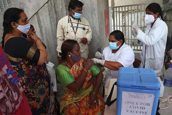 Nhân viên y tế đang tiêm vắc xin Covid-19 cho người dân ở Hyderabad, Ấn Độ.