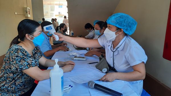 Trong 2 ngày 14 và 15/9, huyện Lục Yên tổ chức tiêm vắc xin Astra Zenneca đợt 5 cho đối tượng tiêm mũi 1, là lực lượng tuyến đầu phòng, chống dịch và công nhân một số công ty, doanh nghiệp trên địa bàn. Ảnh: Khám sàng lọc cho người đến tiêm (Ảnh:FB: Tin tức Lục Yên). 

