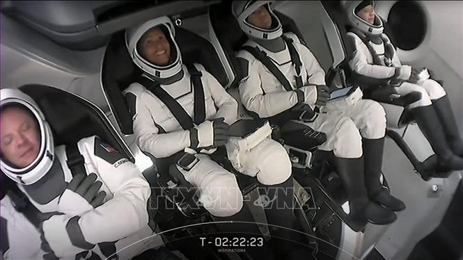 Bốn phi hành gia không chuyên tham gia chuyến bay vào vũ trụ của Tập đoàn Space X. Ảnh: AFP/TTXVN