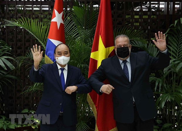 Chủ tịch nước Nguyễn Xuân Phúc và Thủ tướng Cộng hòa Cuba Manuel Marrero Cruz vẫy tay chào.