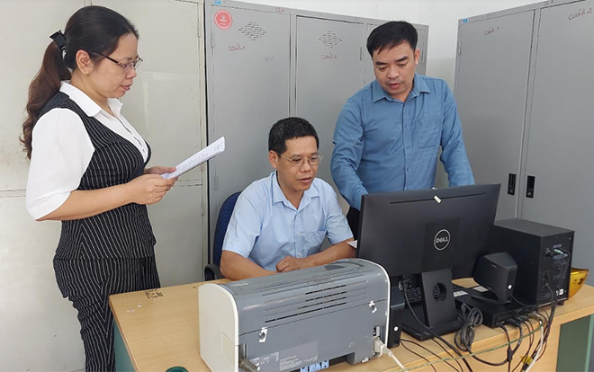 Cán bộ Phòng Lao động, Thương binh và Xã hội huyện Yên Bình thực hiện rà soát, thẩm định danh sách các đối tượng bị ảnh hưởng do dịch bệnh Covid-19 được thụ hưởng chính sách hỗ trợ của Nhà nước.