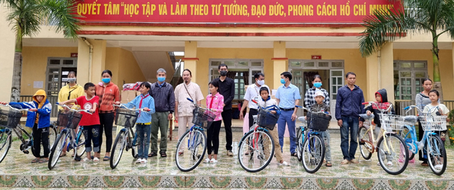 8 chiếc xe đạp 
 được trao tặng cho các học sinh của trường.
