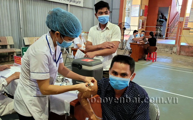 Người dân tiêm vắc xin COVID-19 tại Trung tâm Y tế huyện Trấn Yên sáng 20/9.