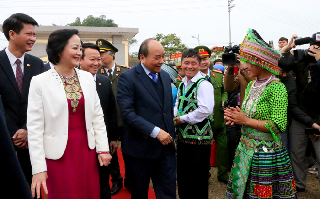 Niềm vui của bà con nhân dân các dân tộc Yên Bái khi được đón Thủ tướng Chính phủ Nguyễn Xuân Phúc lên dự và trao bằng công nhận huyện Trấn Yên đạt chuẩn quốc gia nông thôn mới năm 2019.
