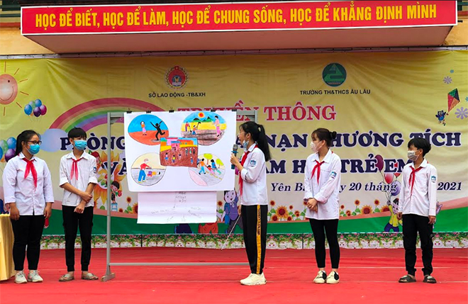 Các em vẽ tranh và thuyết trình tranh vẽ tại buổi truyền thông.