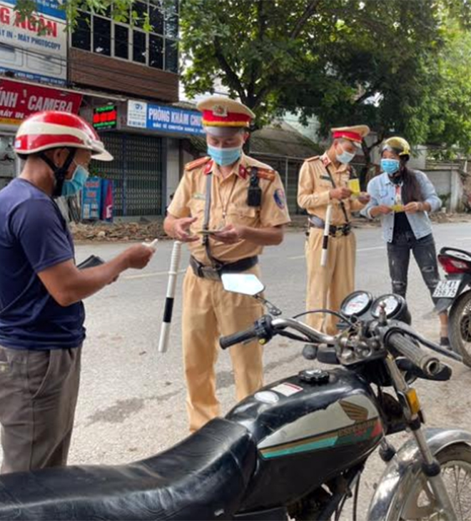 Cảnh sát Giao thông Công an thị xã Nghĩa Lộ tuyên truyền, nhắc nhở người dân nghiêm chỉnh chấp hành pháp luật giao thông.