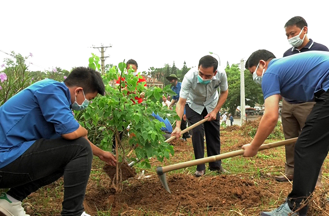 Lãnh đạo thành phố Yên Bái tham gia trồng cây, vệ sinh môi trường tại khu vực bờ hồ Thủy lợi, phường Đồng Tâm, thành phố Yên Bái.