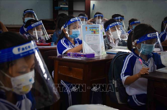 Học sinh Trường Tiểu học Thới Bình C (xã Thới Bình, huyện Thới Bình, tỉnh Cà Mau) đeo khẩu trang, tấm chắn giọt bắn trong suốt quá trình học.