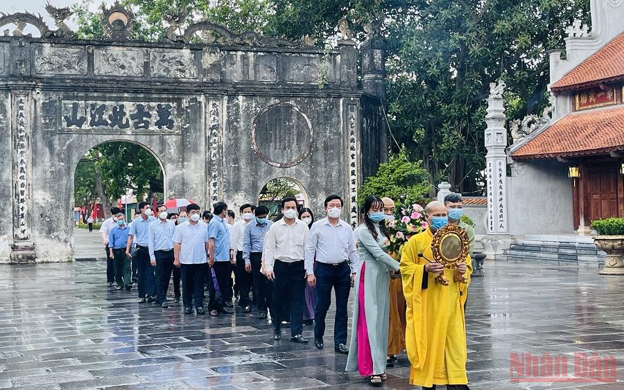 Lễ dâng hương, dâng hoa tưởng niệm 721 năm ngày mất Anh hùng dân tộc Hưng Đạo Đại Vương Trần Quốc Tuấn.