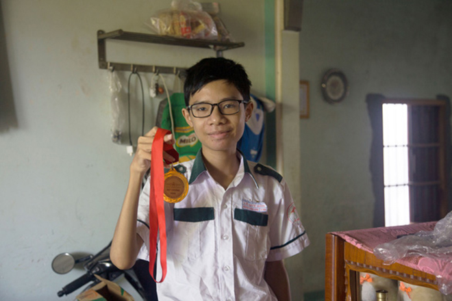 Nguyễn Thanh Hùng bên chiếc huy chương vàng kỳ thi Olympic 30-4
