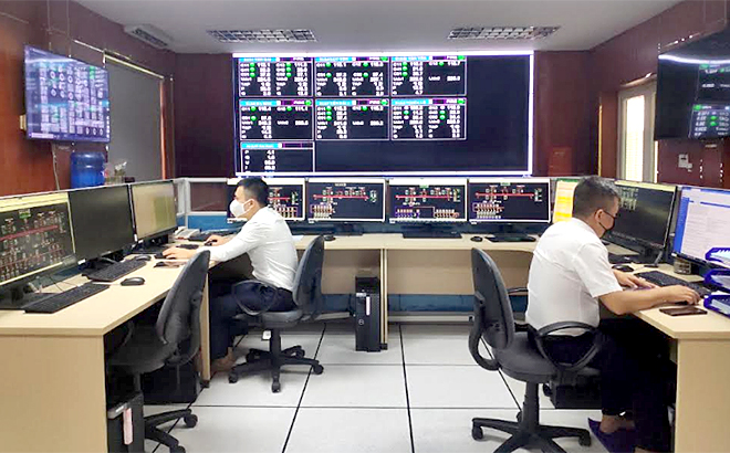 Cán bộ kỹ thuật Công ty Điện lực Yên Bái vận hành hệ thống lưới điện tại Trung tâm Điều khiển xa.