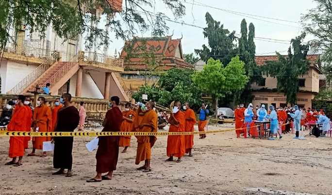 Các sư thầy tại một ngôi chùa ở thủ đô Phnom Penh - Campuchia xếp hàng chờ xét nghiệm Covid-19.