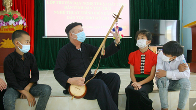 Nghệ nhân dân tộc Thái hướng dẫn về kỹ năng đánh đàn tính.