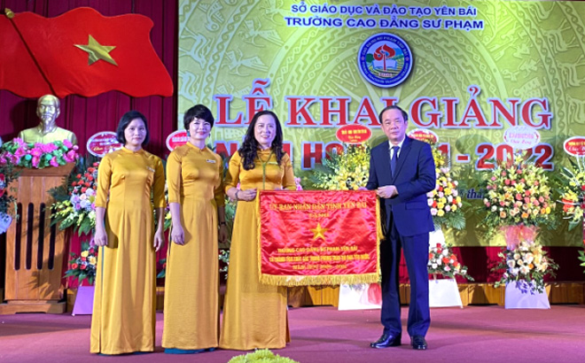 Đồng chí Tạ Văn Long trao cờ thi đua xuất sắc cho tập thể nhà trường