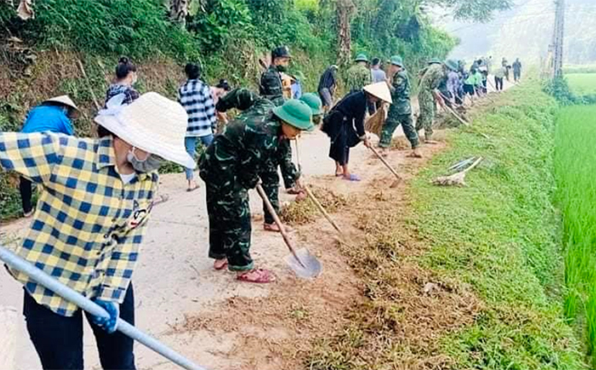 Nhân dân huyện Yên Bình thường xuyên dọn dẹp, vệ sinh đường giao thông nông thôn.
