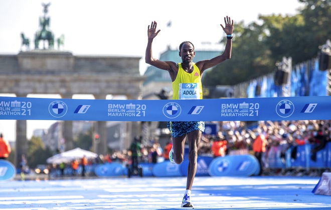 Vận động viên người Ethiopia, Guye Adola giành chức vô địch giải Marathon Berlin 2021.