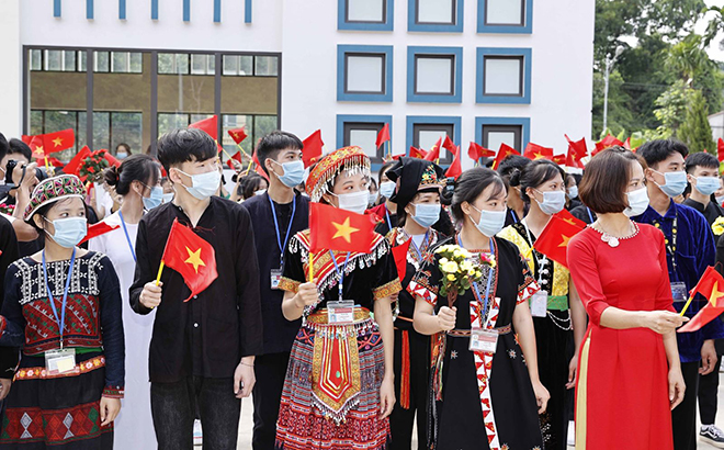 Học sinh Trường Phổ thông Dân tộc nội trú THPT tỉnh Yên Bái dự Lễ khai giảng năm học mới.