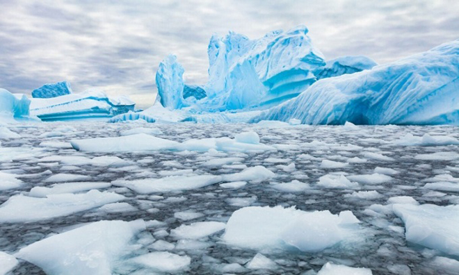 Những núi băng trôi màu xanh ở Nam Cực. Ảnh: iStock.