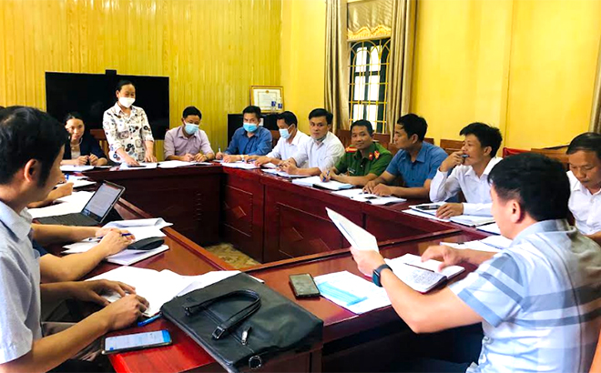 Cán bộ xã Nậm Có, huyện Mù Cang Chải báo cáo tình hình phòng, chống tảo hôn năm 2021 với đoàn công tác của Ủy ban Mặt trận Tổ quốc tỉnh.
