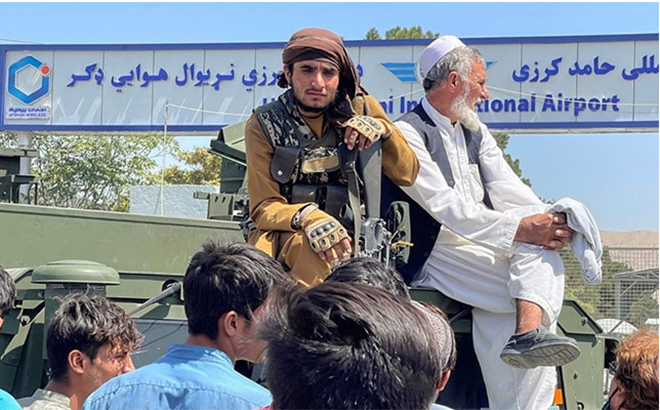 Taliban canh gác tại sân bay quốc tế thủ đô Kabul.