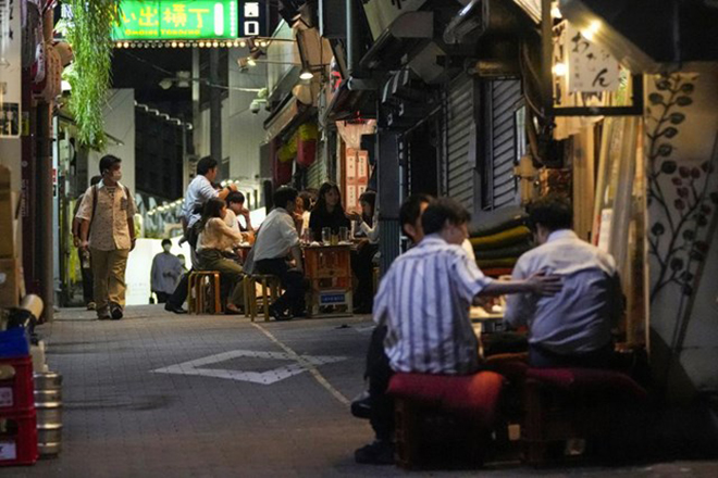 Mọi người bất chấp tụ tập tại các quán bar mở cửa và phục vụ rượu tại 1 con hẻm dù đã được chính quyền Tokyo thông báo trong tình trạng khẩn cấp.