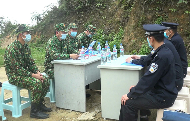 Đại diện Đồn Biên phòng Thàng Tín (Hà Giang) trao đổi thông tin với lực lượng bảo vệ biên giới nước bạn.