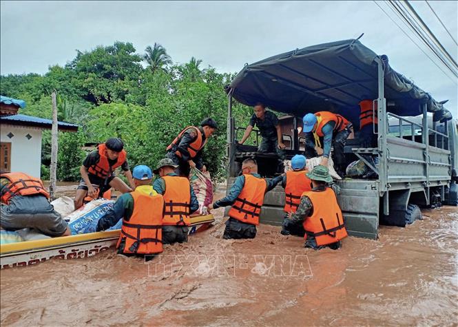 Binh sĩ quân đội Thái Lan giúp người dân dọn dẹp sau trận lũ quét tại tỉnh Loei, miền Bắc Thái Lan hồi tháng 8/2020.