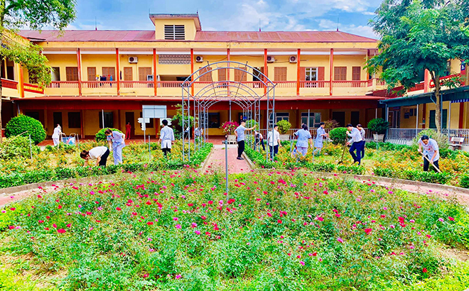 Cán bộ, nhân viên Trung tâm Y tế huyện Văn Yên chăm sóc vườn hoa, tạo cảnh quan môi trường y tế xanh, sạch, đẹp, đảm bảo vệ sinh môi trường.