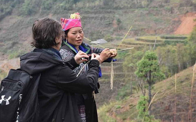Chị Vàng Thị Lỳ giúp du khách trải nghiệm cuộc sống người Mông.