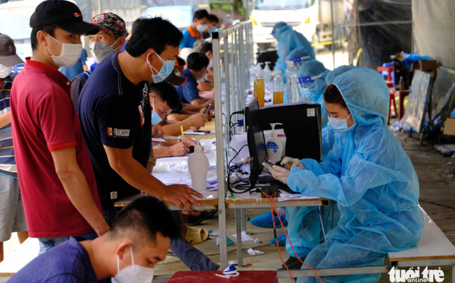 Tài xế nhờ nhân viên tại chốt kiểm dịch hỗ trợ để khai báo một lúc nhiều ứng dụng giám sát.