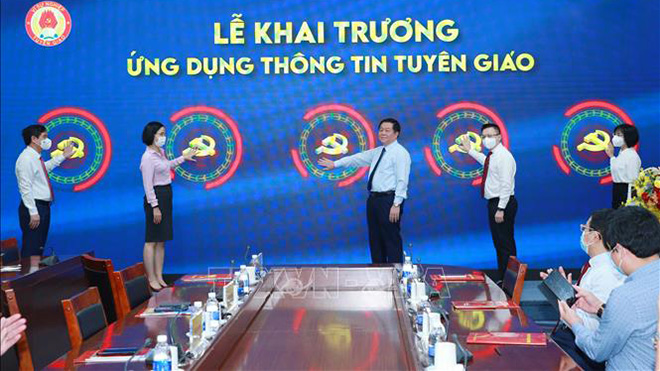 Đồng chí Nguyễn Trọng Nghĩa, Bí thư Trung ương Đảng, Trưởng Ban Tuyên giáo Trung ương và các đại biểu tại lễ khai trương ứng dụng thông tin Tuyên giáo.